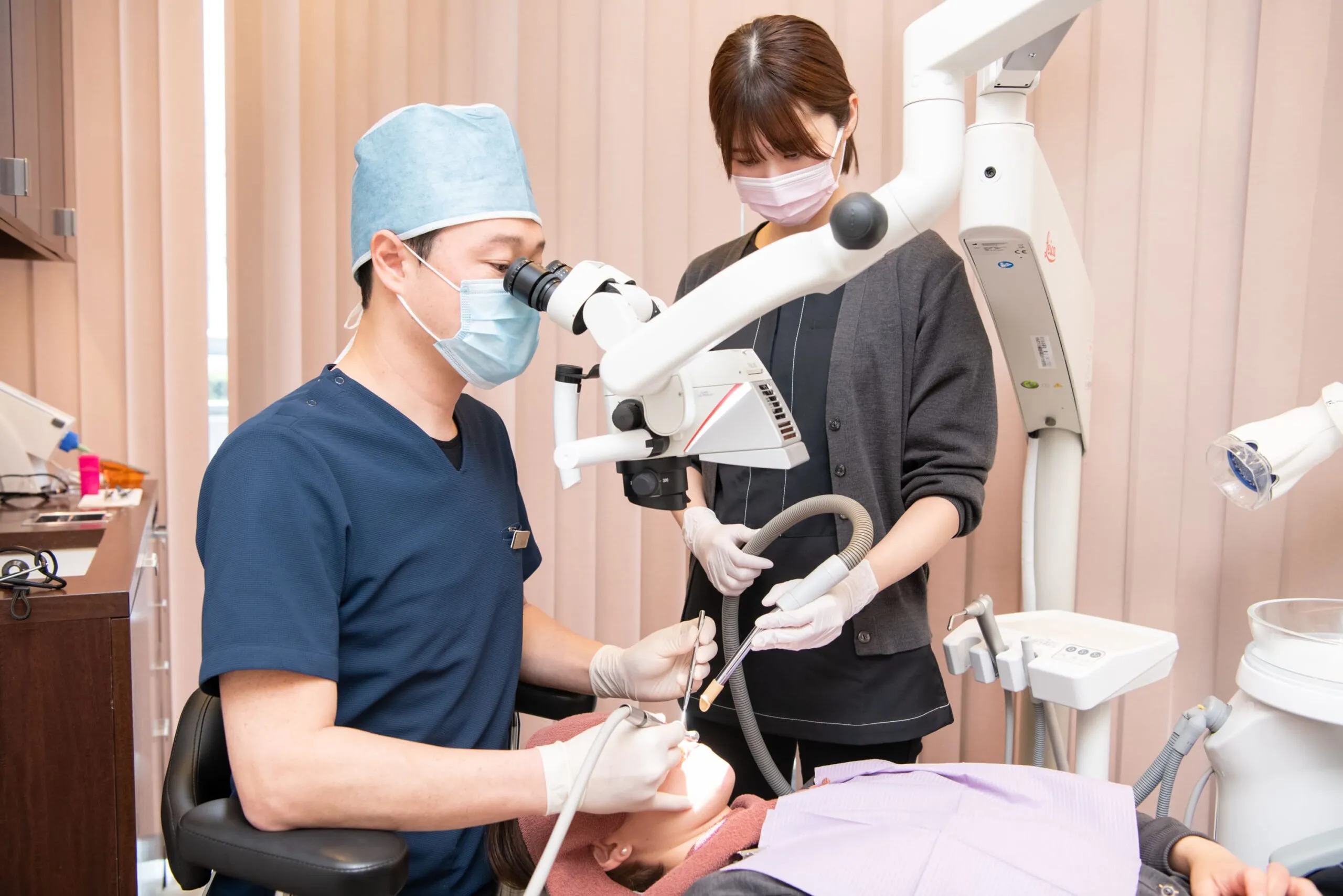 接着処理とマイクロスコープ下でのレイヤリング（積層築盛）